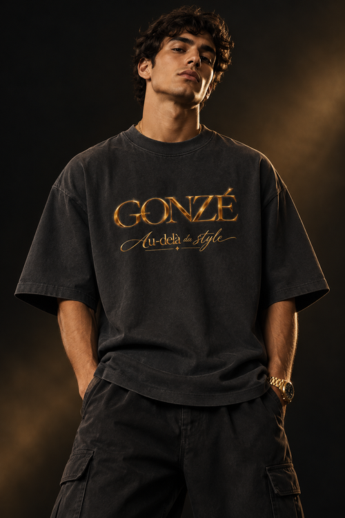 Modelo con camiseta oversize negra GONZÉ Gold Script
