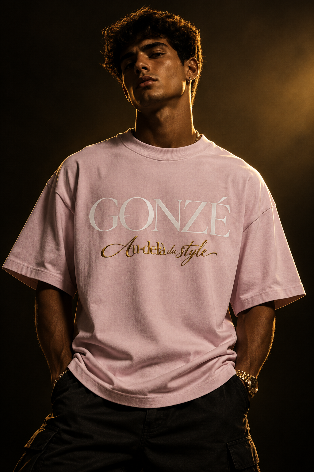 GONZÉ Script Tee Rosa - Campaña Masculina