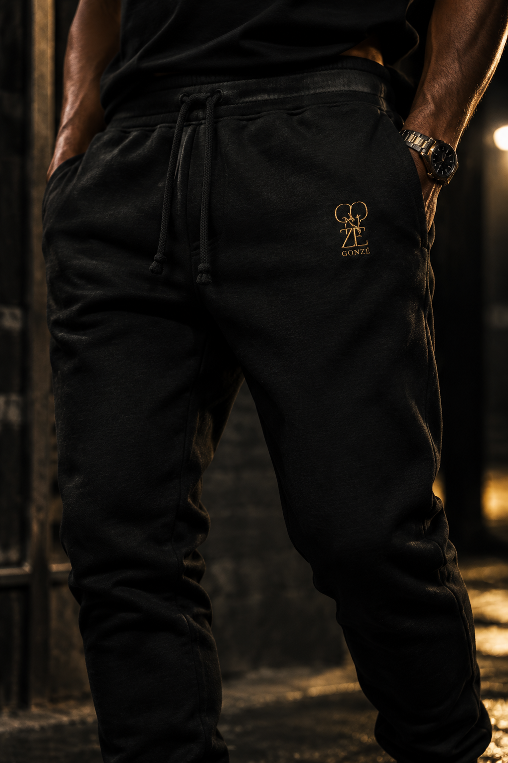 Jogger negro logo dorado GONZÉ